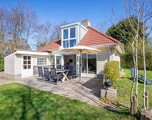 Genieen Sie die Sonne auf der Terrasse des Ferienhauses Bungalowpark Slufterduin - 't Oppertje in De Cocksdorp, Texel.