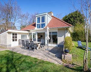 Der Bungalowpark Slufterduin - 't Oppertje in De Cocksdorp, Texel, bietet eine gemtliche Terrasse fr Mahlzeiten im Freien.