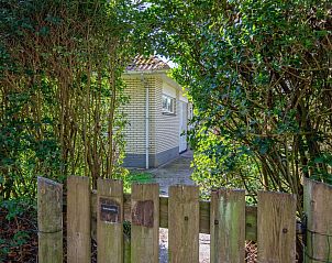 Holztor und grne Umgebung im Bungalowpark Slufterduin - 't Oppertje, Ferienhaus in De Cocksdorp, Texel.