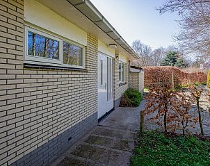 Seitenansicht von Bungalowpark Slufterduin - 't Oppertje, ein Ferienhaus in De Cocksdorp, Texel, mit grner Umrandung.