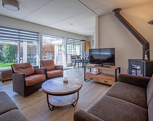 Gemtliches Wohnzimmer von Bungalowpark Slufterduin - 't Oppertje, Ferienhaus in De Cocksdorp, Texel, mit moderner Einrichtung.