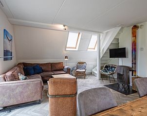 Stilvolles Wohnzimmer im Ferienhaus Blommetjes Buiten, De Cocksdorp Texel, mit bequemen Sofas und dekorativen Elementen.