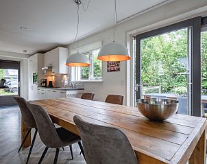 Gerumiges Wohnzimmer im Ferienhaus Blommetjes Buiten, De Cocksdorp Texel, mit stilvoller Einrichtung und viel Tageslicht.