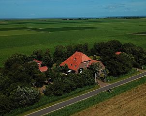 Luftaufnahme des Ferienhauses in De Cocksdorp, Texel, umgeben von grnen Feldern und natrlicher Schnheit auf den Waddeninseln.