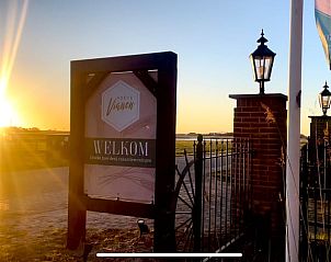 Sonnenuntergang am Eingang des Ferienhauses in De Cocksdorp, Texel, mit warmer Beleuchtung auf den Watteninseln.