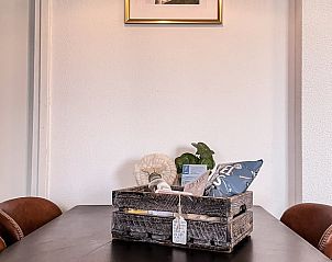 Esstisch im Ferienhaus in De Cocksdorp, Texel, mit gemtlicher Dekoration und bequemen Sthlen auf den Watteninseln.