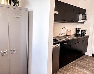 Moderne Kche in einem Ferienhaus in De Cocksdorp, Texel, mit glatter Oberflche und Gerten auf den Watteninseln.