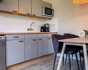 Keuken van Huisje in De Cocksdorp, Texel, met moderne apparatuur en gezellige eetruimte voor vier personen.