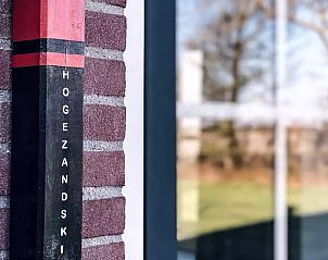 Buitenmuur van Huisje in De Cocksdorp, Texel, met unieke decoratieve details en landelijke charme.