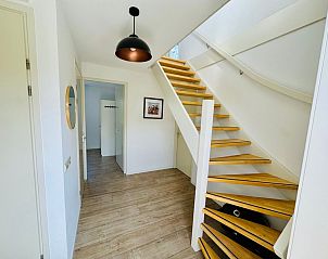 Helle Halle mit Holztreppe in Texels Ferienhaus, De Cocksdorp, Texel.