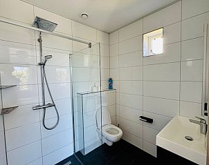 Modernes Badezimmer im Texels Holiday Home, De Cocksdorp, Texel mit begehbarer Dusche.