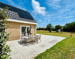 Terrasse mit Gartenmbeln in Texels Holiday home in De Cocksdorp, Texel.