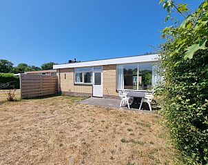 Vacation home Bungalow 178 on Bungalowpark Tamarisk Texel, surrounded by green nature in De Cocksdorp.