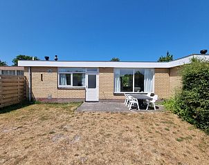 Cozy outdoor area of Bungalow 178 at Bungalowpark Tamarisk, De Cocksdorp Texel, ideal for relaxation.