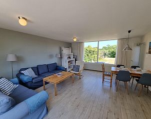 Spacious living room of Bungalow 178 in Bungalowpark Tamarisk, De Cocksdorp Texel, with large windows and lots of light.