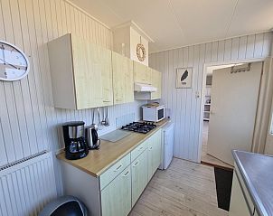 Kitchen of Bungalow 178 in Bungalowpark Tamarisk Texel, De Cocksdorp, with practical layout and appliances.