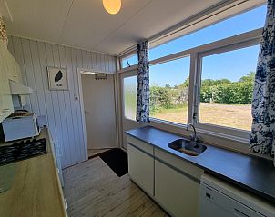 Bright kitchen of Bungalow 178 at Bungalowpark Tamarisk, De Cocksdorp Texel, overlooking the garden.
