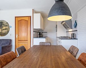 Stilvolles Esszimmer und Kche im Ferienhaus Schelpenoord 135, Texel mit Holztisch.