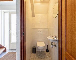 Kompaktes Badezimmer im Ferienhaus Schelpenoord 135, Texel mit modernen Annehmlichkeiten.