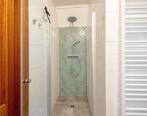 Stilvolle Dusche im Ferienhaus Schelpenoord 135, Texel mit grnen Fliesen.