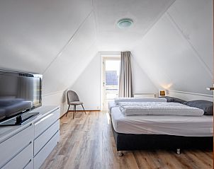 Gerumiges Schlafzimmer im Obergeschoss des Ferienhauses Schelpenoord 135, Texel mit Balkon.
