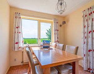 Esstisch im Ferienhaus in De Cocksdorp Texel mit Blick auf die Texeler Landschaft.