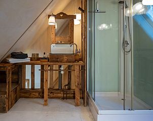 Auenbereich des Ferienhauses in De Cocksdorp, Texel, mit Sonnenkollektoren und lndlichem Charme.