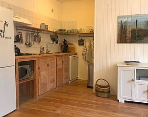 Fully equipped kitchen in Cottage in De Cocksdorp, Texel, with wooden accents and modern appliances.