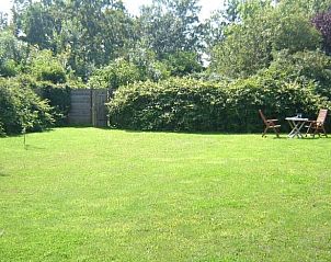 Spacious garden at cottage in De Cocksdorp, Texel, surrounded by greenery for ultimate privacy.