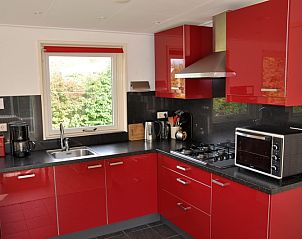 Modern kitchen in Holiday home Slufteroord 312, Bungalowpark Slufteroord, De Cocksdorp, Texel.