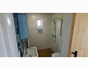 Modern bathroom with shower in Holiday home Slufteroord 312, Bungalowpark Slufteroord, De Cocksdorp, Texel.