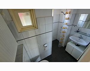Stylish bathroom with sink in Bungalowpark Slufteroord - Holiday home Slufteroord 312, Texel.