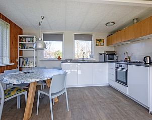Moderne Kche im Ferienhaus Slufteroord 292, Bungalowpark Slufteroord, Texel, mit Essecke.
