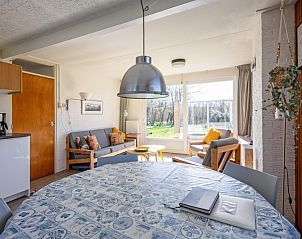 Essecke mit Blick auf den Garten im Ferienhaus Slufteroord 292, Texel.