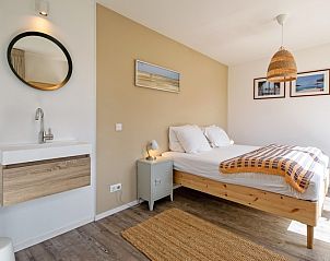 Gerumiges Schlafzimmer mit Doppelbett im Ferienhaus Slufteroord 292, De Cocksdorp, Texel.