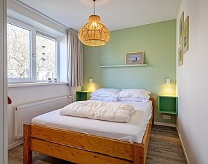 Gemtliches Schlafzimmer mit grner Wand im Ferienhaus Slufteroord 292, Bungalowpark Slufteroord, Texel.