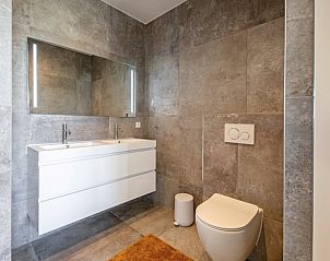 Modernes Badezimmer im Ferienhaus in De Cocksdorp, Texel, mit stilvoller Einrichtung und komfortablen Annehmlichkeiten.