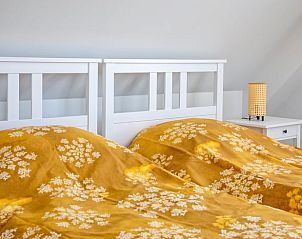 Komfortables Schlafzimmer im Ferienhaus in De Cocksdorp, Texel, mit warmer Einrichtung fr eine erholsame Nachtruhe.