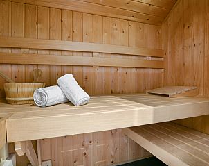 Helles Wohnzimmer mit Blick auf den Garten in Sluftervallei 6-Personen-Bungalow, De Cocksdorp.