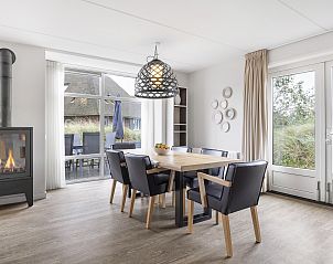 Schlafzimmer mit Kleiderschrank und Fernseher im 6-Personen-Bungalow Sluftervallei, Texel.