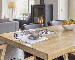 Modernes Badezimmer mit begehbarer Dusche im 6-Personen-Bungalow Sluftervallei, De Cocksdorp.