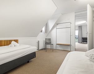 Gerumiges Bad im Badezimmer des 6-Personen-Bungalows Sluftervallei, De Cocksdorp.