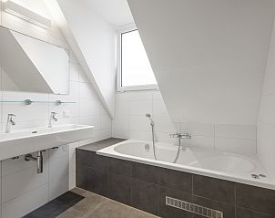 Schlafzimmer mit zwei Einzelbetten im 6-Personen-Bungalow Sluftervallei, Texel.