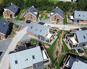 Luchtfoto van Duinvilla Wellness 6, een luxe vakantiehuis in De Cocksdorp, Texel, omringd door natuur en moderne architectuur.