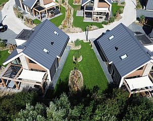 Luftaufnahme von Duinvilla Wellness 4, einem Ferienhaus in De Cocksdorp auf Texel, mit moderner Architektur und grner Umgebung auf den Watteninseln.