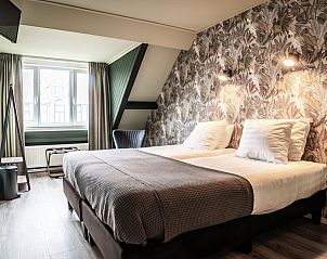 Guest house 0101822 - Holiday property Texel - Tweepersoonskamer met uitzicht op de gezellige Kikkertstraat