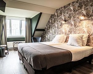 Guest house 0101822 - Holiday property Texel - Tweepersoonskamer met uitzicht op de gezellige Kikkertstraat