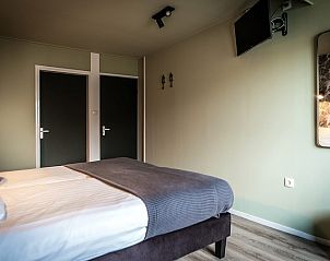 Guest house 0101822 - Holiday property Texel - Tweepersoonskamer met uitzicht op de gezellige Kikkertstraat