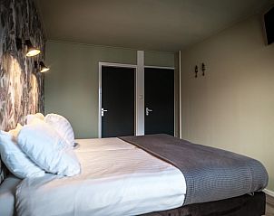 Guest house 0101822 - Holiday property Texel - Tweepersoonskamer met uitzicht op de gezellige Kikkertstraat