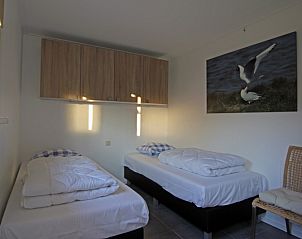 Bedroom with two beds in De Roggesloot vacation home, De Cocksdorp, Texel.
